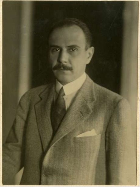 Lamotte Károly József (1888–1968) jogász, aki az 1940-es években Budapest alpolgármestere volt, a mintegy kétezer kötetből álló, <br>művészettörténeti tárgyú és a főváros történetére vonatkozó művekből álló magánkönyvtárát az OSZK-ra hagyta.<br>Wihart Ferencet támogatta az Új Szent János Kórház Szülészeti és Nőgyógyászati Pavillonjának <br>vállalatba adásánál - lásd írásunkat. KÉP: Lamotte 1935-ben, FSZEK, Budapest Gyűjtemény